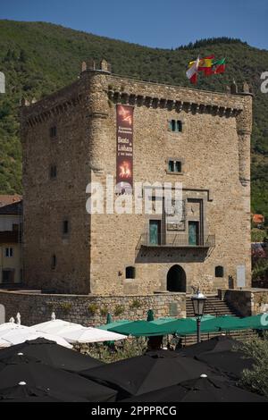 POTES, KANTABRIEN, SPANIEN, 11. JULI 2022: Blick auf die mittelalterliche Stadt Potes, Kantabrien, Spanien. Infanterienturm. Alte Steinfassaden. Stockfoto