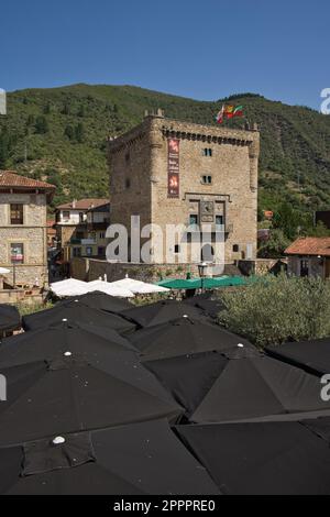 POTES, KANTABRIEN, SPANIEN, 11. JULI 2022: Blick auf die mittelalterliche Stadt Potes, Kantabrien, Spanien. Infanterienturm. Alte Steinfassaden. Stockfoto