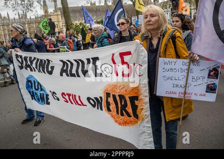 London, Großbritannien. 24. April 2023 Am letzten Tag des XR's The Big One marschierten mehrere Tausend vom Parliament Square vorbei an der Downing Street und entlang des Strandes und überquerten die Waterloo Bridge, um mit einem Protest vor dem Shell Centre zu enden. @1,5C Im märz hieß es, es gäbe keine Zukunft für fossile Brennstoffe. Peter Marshall/Alamy Live News Stockfoto