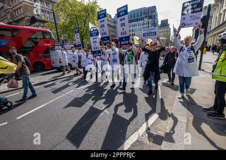 London, Großbritannien. 24. April 2023 Die Wissenschaft Sagt Es. Am letzten Tag des XR's The Big One marschierten mehrere Tausend vom Parliament Square vorbei an der Downing Street und entlang des Strandes und überquerten die Waterloo Bridge, um mit einem Protest vor dem Shell Centre zu enden. Im märz hieß es, es gäbe keine Zukunft für fossile Brennstoffe. Peter Marshall/Alamy Live News Stockfoto