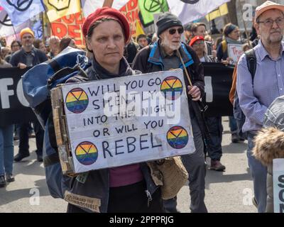 London, Großbritannien. 24. April 2023 Wirst du Rebel? Am letzten Tag des XR's The Big One marschierten mehrere Tausend vom Parliament Square vorbei an der Downing Street und entlang des Strandes und überquerten die Waterloo Bridge, um mit einem Protest vor dem Shell Centre zu enden. Im märz hieß es, es gäbe keine Zukunft für fossile Brennstoffe. Peter Marshall/Alamy Live News Stockfoto