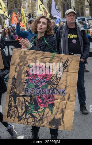 London, Großbritannien. 24. April 2023 Halten Sie Rosebank Auf. Am letzten Tag des XR's The Big One marschierten mehrere Tausend vom Parliament Square vorbei an der Downing Street und entlang des Strandes und überquerten die Waterloo Bridge, um mit einem Protest vor dem Shell Centre zu enden. Im märz hieß es, es gäbe keine Zukunft für fossile Brennstoffe. Peter Marshall/Alamy Live News Stockfoto