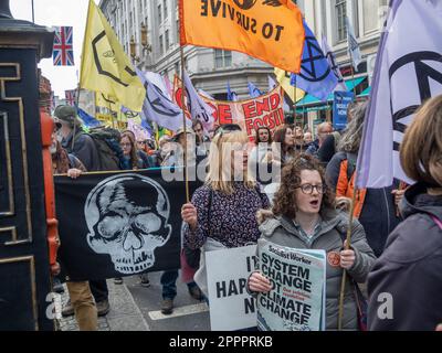 London, Großbritannien. 24. April 2023 Am letzten Tag des XR's The Big One marschierten mehrere Tausend vom Parliament Square vorbei an der Downing Street und entlang des Strandes und überquerten die Waterloo Bridge, um mit einem Protest vor dem Shell Centre zu enden. Im märz hieß es, es gäbe keine Zukunft für fossile Brennstoffe. Peter Marshall/Alamy Live News Stockfoto