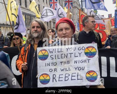 London, Großbritannien. 24. April 2023 Wirst du Rebel? Am letzten Tag des XR's The Big One marschierten mehrere Tausend vom Parliament Square vorbei an der Downing Street und entlang des Strandes und überquerten die Waterloo Bridge, um mit einem Protest vor dem Shell Centre zu enden. Im märz hieß es, es gäbe keine Zukunft für fossile Brennstoffe. Peter Marshall/Alamy Live News Stockfoto