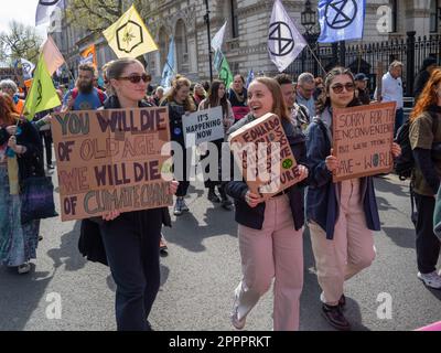 London, Großbritannien. 24. April 2023 Junge Frauen in der Downing Street Am letzten Tag des XR's The Big One marschierten mehrere Tausend vom Parliament Square vorbei an der Downing Street und entlang des Strandes und überquerten die Waterloo Bridge, um mit einem Protest vor dem Shell Centre zu enden. Im märz hieß es, es gäbe keine Zukunft für fossile Brennstoffe. Peter Marshall/Alamy Live News Stockfoto