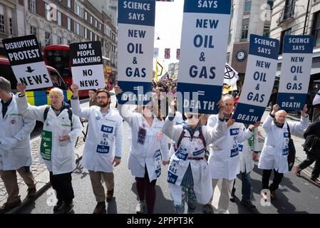 London, Großbritannien. 24. April 2023. Am letzten Tag der Proteste, die durch die Rebellion des Aussterbens initiiert und von mehr als 200 Organisationen unterstützt wurden, darunter Umweltgruppen, Nichtregierungsorganisationen und Gewerkschaften, veranstalten Klimaschutzaktivisten vom Parliament Square bis zum Hauptquartier der Shell-Ölgesellschaft einen „March to End Fossil Fuels“. Um der Klimakrise zu begegnen, fordern sie von der Regierung, die Lizenzierung, Finanzierung und Genehmigung neuer Projekte für fossile Brennstoffe einzustellen und „Bürgerversammlungen“ zu schaffen, um die Klimakrise zu bewältigen. Kredit: Ron Fassbender/Alamy Live News. Stockfoto