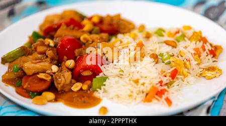 Traditionelles orientalisches Schach-Hähnchengericht. Chinesisches Essen Stockfoto