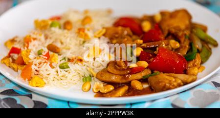 Traditionelles orientalisches Schach-Hähnchengericht. Chinesisches Essen Stockfoto