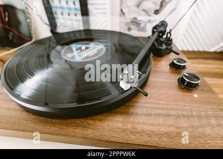 Schallplattenspieler, helle Lichter, Disco-Bokeh. Nadel auf Vinylplatte. Stockfoto