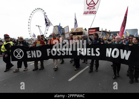 London, Großbritannien. 24. April 2023. Am letzten Tag der Proteste, die durch die Rebellion des Aussterbens initiiert und von mehr als 200 Organisationen unterstützt wurden, darunter Umweltgruppen, Nichtregierungsorganisationen und Gewerkschaften, veranstalten Klimaschutzaktivisten vom Parliament Square bis zum Hauptquartier der Shell-Ölgesellschaft einen „March to End Fossil Fuels“. Um der Klimakrise zu begegnen, fordern sie von der Regierung, die Lizenzierung, Finanzierung und Genehmigung neuer Projekte für fossile Brennstoffe einzustellen und „Bürgerversammlungen“ zu schaffen, um die Klimakrise zu bewältigen. Kredit: Ron Fassbender/Alamy Live News. Stockfoto