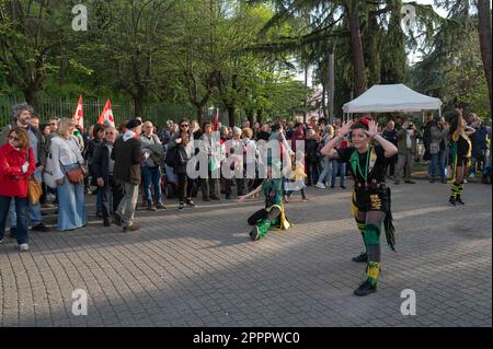 22. April 2023, Rom, Italien: Am 22/4/2023, Mit einer Woche Verspätung aufgrund schlechten Wetters wurde der Zusammenbruch des Quadraro am 17. April 1944 durch deutsche Truppen mit einer Prozession gedenkt, die einige Straßen in der Nachbarschaft durchquerte, die es „das Nest der Wespen“ nannte. "Die Prozession erinnert daran, was im Hinblick auf die Befreiung geschehen ist, und bekräftigt die antifaschistischen, demokratischen und republikanischen Werte, die in der ganzen Welt gültig sind", erklärte der Präsident der VII. Gemeinde Francesco Laddaga. Fabrizio De Sanctis, Provinzsekretär des Nationalen Partisanenverbandes von Rom, fügte i hinzu Stockfoto