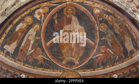 Romanisches Wandgemälde von Christus, das auf dem Regenbogen sitzt, Sæby, Neuseeland, Dänemark, April 6, 2023 Stockfoto