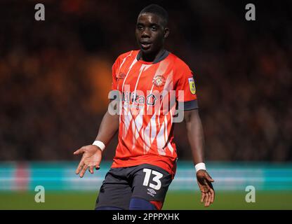 Luton Citys wunderbarer Nakamba während des Sky Bet Championship-Spiels in der Kenilworth Road, Luton. Foto: Montag, 24. April 2023. Stockfoto