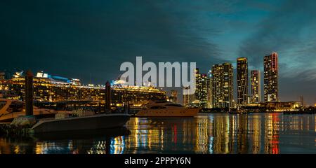 Kreuzfahrtschiff und Miami Skyline. Die Skyline von Miami, Florida, USA an der Biscayne Bay. Stockfoto