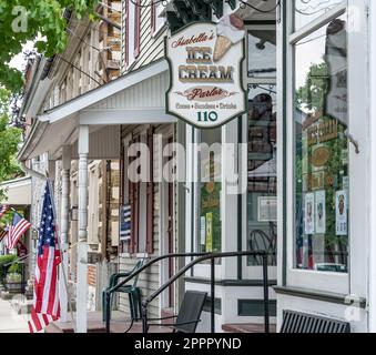 Lititz, Pennsylvania - 1. Juni 2022: Eisdiele an der Hauptstraße in Lititz. Stockfoto