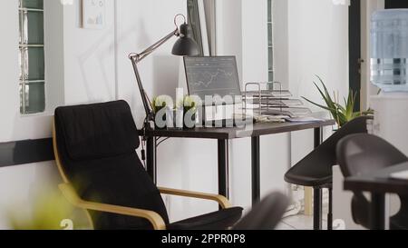 Firmenbüro in leerem offenen Geschäftsbereich, digitale Agentur Arbeitsplatz mit mehreren Computern im Firmenraum. Business Department Center mit Sitzungssaal und Arbeitsstationen für Unternehmen. Stockfoto