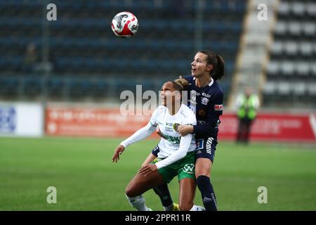 Hammarbys no 9 Madelen Janogy (im Vordergrund) und Linköpings no 17 Nellie Karlsson während des Fußballspiels am Montag im OBOS Damallsvenskan zwischen dem FC Linköping-Hammarby IF in der Bilbörsen Arena, Linköping, Schweden. Stockfoto