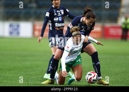 Hammarbys no 9 Madelen Janogy (im Vordergrund) und Linköpings no 17 Nellie Karlsson während des Fußballspiels am Montag im OBOS Damallsvenskan zwischen dem FC Linköping-Hammarby IF in der Bilbörsen Arena, Linköping, Schweden. Stockfoto