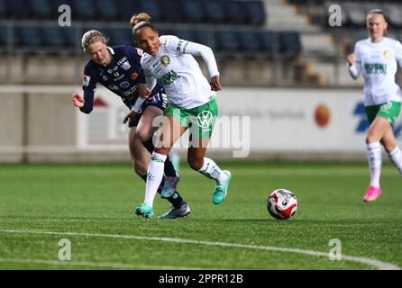 Von links: Linköpings no 4 Emma Östlund und Hammarbys no 9 Madelen Janogy während des Fußballspiels am Montag im OBOS Damallsvenskan zwischen dem FC Linköping-Hammarby IF in der Bilbörsen Arena, Linköping, Schweden. Stockfoto