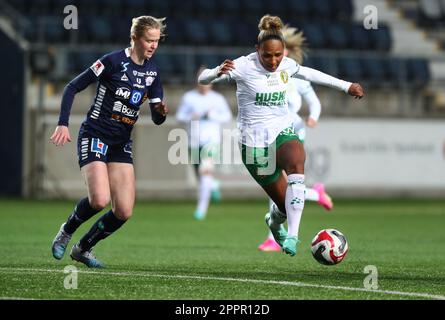 Von links: Linköpings no 4 Emma Östlund und Hammarbys no 9 Madelen Janogy während des Fußballspiels am Montag im OBOS Damallsvenskan zwischen dem FC Linköping-Hammarby IF in der Bilbörsen Arena, Linköping, Schweden. Stockfoto