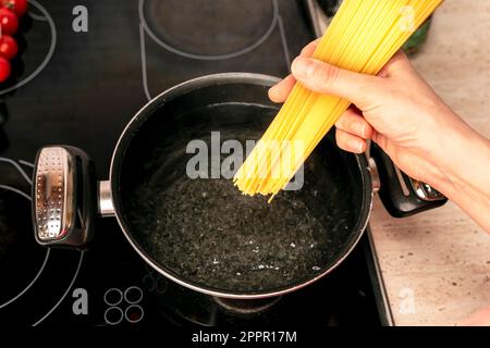 Die Hostess in der Küche kocht köstliche Spaghetti Stockfoto