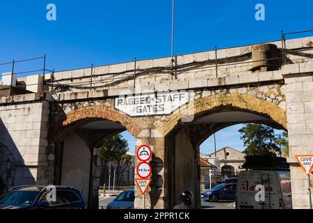 Ragged Staff Gates, Teil der Line-Curtain-Wall-Verteidigung. Das britische Überseegebiet Gibraltar, der Felsen von Gibraltar auf der iberischen Halbinsel Stockfoto