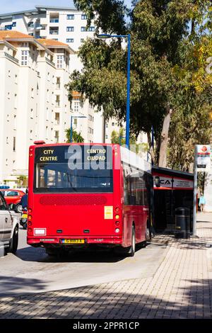 Dennis Dart Eindeckerbus der Gibraltar Bus Company an der Bushaltestelle Queensway Quay East. Das britische Überseegebiet von Gibraltar, der Felsen Stockfoto