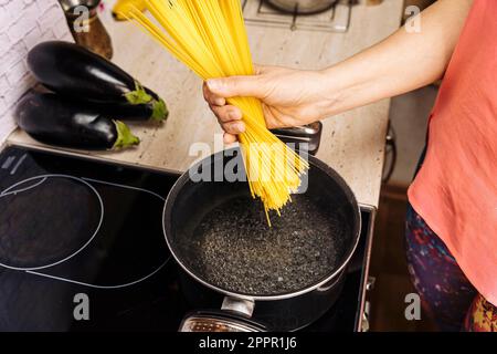 Die Hostess in der Küche kocht köstliche Spaghetti Stockfoto