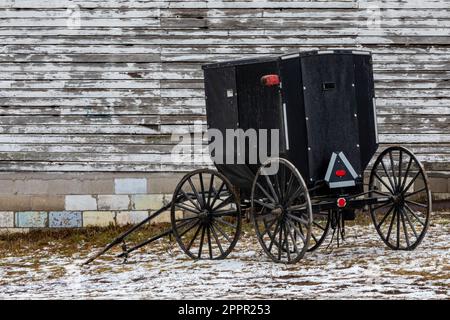 Buggys, die vor einer Scheune in einer Amish-Gemeinde in Zentral-Michigan, USA, geparkt sind [Keine Eigentumsfreigabe; nur redaktionelle Lizenzierung] Stockfoto