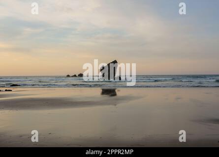 Aguilar Beach im kantabrischen Meer nahe Muros de Nalon in Asturien, Spanien Stockfoto