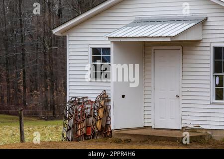 Ein-Zimmer-Schule mit Schneeschlitten draußen, in einer Amish-Gemeinde in Zentral-Michigan, USA [Keine Immobilienfreigabe; nur redaktionelle Lizenzierung] Stockfoto