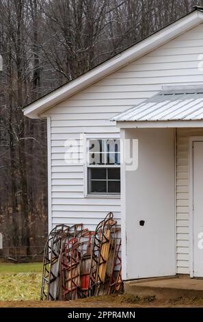 Ein-Zimmer-Schule mit Schneeschlitten draußen, in einer Amish-Gemeinde in Zentral-Michigan, USA [Keine Immobilienfreigabe; nur redaktionelle Lizenzierung] Stockfoto