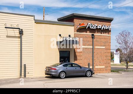 Pizza Hut Außengebäude, mit dem Kunden durch das Fenster fahren. Wichita, Kansas, USA. Stockfoto