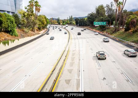 Verkehr auf einer Autobahn in Los Angels an einem sonnigen Herbsttag Stockfoto