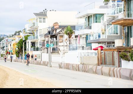 Fahrradweg und Fußweg mit Häusern am Strand Stockfoto