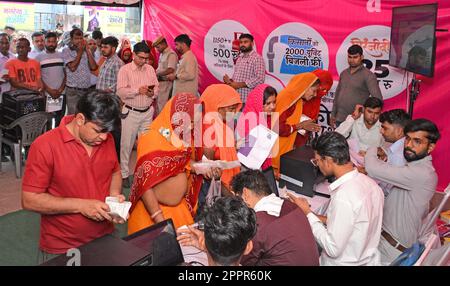 Jaipur, Indien. 24. April 2023. Begünstigte des Inflation Relief Camps, das von Rajasthans Kongressregierung im Bezirk Jaipur organisiert wurde. Die Lager werden bis Juni 30 weitergeführt. (Foto: Sumit Saraswat/Pacific Press) Kredit: Pacific Press Media Production Corp./Alamy Live News Stockfoto