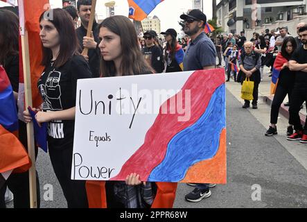 Los Angeles, USA. 24. April 2023. Hunderte feiern den 108. Jahrestag des Völkermords an den Armeniern, der von Gelehrten als erster Völkermord des 20. Jahrhunderts angesehen wird, am Montag, den 24. April 2023 im Teil Little Armenia in Los Angeles. Foto: Jim Ruymen/UPI Credit: UPI/Alamy Live News Credit: UPI/Alamy Live News Stockfoto