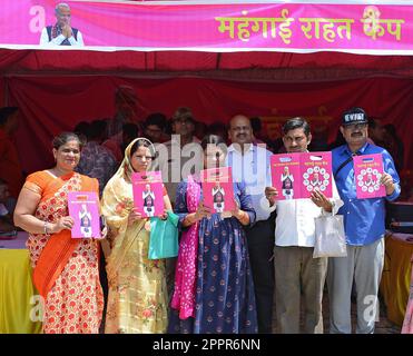 Jaipur, Rajasthan, Indien. 24. April 2023. Begünstigte des Inflation Relief Camps, das von Rajasthans Kongressregierung im Bezirk Jaipur organisiert wurde. Die Lager werden bis Juni 30 weitergeführt. (Kreditbild: © Sumit Saraswat/Pacific Press via ZUMA Press Wire) NUR REDAKTIONELLE VERWENDUNG! Nicht für den kommerziellen GEBRAUCH! Stockfoto