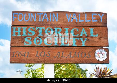 FOUNTAIN VALLEY, KALIFORNIEN - 18. April 2023: Schild der Fountain Valley Historical Society im Heritage Park. Stockfoto