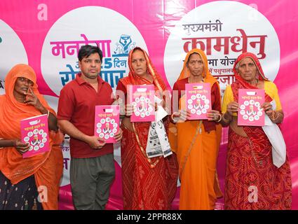 Jaipur, Rajasthan, Indien. 24. April 2023. Begünstigte des Inflation Relief Camps, das von Rajasthans Kongressregierung im Bezirk Jaipur organisiert wurde. Die Lager werden bis Juni 30 weitergeführt. (Kreditbild: © Sumit Saraswat/Pacific Press via ZUMA Press Wire) NUR REDAKTIONELLE VERWENDUNG! Nicht für den kommerziellen GEBRAUCH! Stockfoto