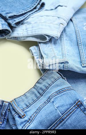 Rahmen aus stylischen Jeans auf beigem Hintergrund, Nahaufnahme Stockfoto