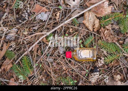 Everett, Massachusetts, USA-5. April 2023: Leere Flasche mit Spirituosen auf dem Boden. Die örtlichen Gemeinden erwägen ein Verbot des Verkaufs von Einwegalkoholflaschen. Stockfoto