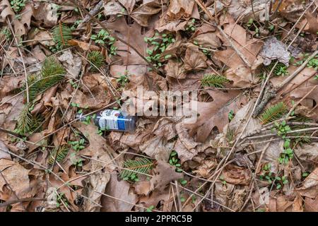 Everett, Massachusetts, USA-5. April 2023: Leere Flasche mit Spirituosen auf dem Boden. Die örtlichen Gemeinden erwägen ein Verbot des Verkaufs von Einwegalkoholflaschen. Stockfoto