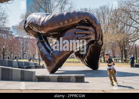 Boston, Massachusetts, USA-21. März 2023: Die Skulptur Embrace im Boston Common zu Ehren von Dr. Martin Luther King und seiner Frau Coretta Scott King. Stockfoto