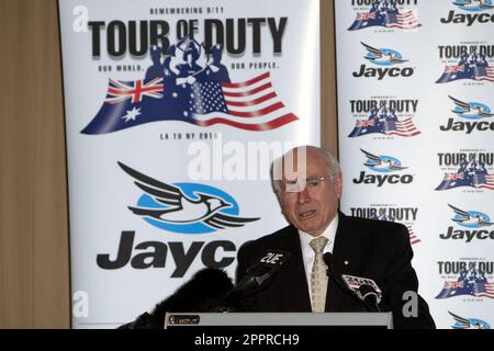 Der ehemalige australische Premierminister John Howard verabschiedet sich von den australischen Feuerwehrleuten, die in die USA reisen, um sich den amerikanischen Feuerwehrleuten auf dem „Tour of Duty“-Jogging von LA nach New York anzuschließen. Der Lauf beginnt am 12. August in LA und kommt am 11. September in New York City an. Er erinnert an die Rettungskräfte, die während der Angriffe vom 11. September auf das Welthandelszentrum im Jahr 2001 im Dienst getötet wurden. Sydney, Australien - 09.08.10 Stockfoto