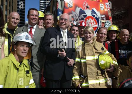 Der ehemalige australische Premierminister John Howard verabschiedet sich von den australischen Feuerwehrleuten, die in die USA reisen, um sich den amerikanischen Feuerwehrleuten auf dem „Tour of Duty“-Jogging von LA nach New York anzuschließen. Der Lauf beginnt am 12. August in LA und kommt am 11. September in New York City an. Er erinnert an die Rettungskräfte, die während der Angriffe vom 11. September auf das Welthandelszentrum im Jahr 2001 im Dienst getötet wurden. Sydney, Australien - 09.08.10 Stockfoto