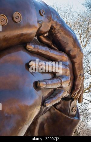 Boston, Massachusetts, USA-21. März 2023: Die Skulptur Embrace im Boston Common zu Ehren von Dr. Martin Luther King und seiner Frau Coretta Scott King. Stockfoto