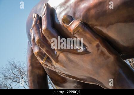 Boston, Massachusetts, USA-21. März 2023: Die Skulptur Embrace im Boston Common zu Ehren von Dr. Martin Luther King und seiner Frau Coretta Scott King. Stockfoto