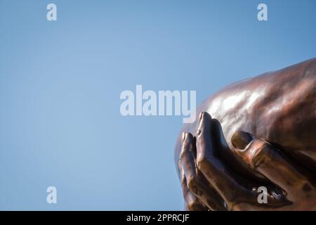 Boston, Massachusetts, USA-21. März 2023: Die Skulptur Embrace im Boston Common zu Ehren von Dr. Martin Luther King und seiner Frau Coretta Scott King. Stockfoto