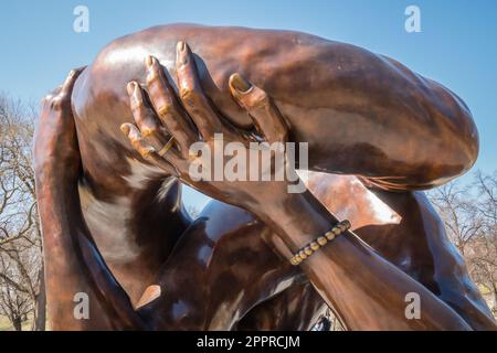 Boston, Massachusetts, USA-21. März 2023: Die Skulptur Embrace im Boston Common zu Ehren von Dr. Martin Luther King und seiner Frau Coretta Scott King. Stockfoto